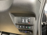パワースライドドアの開閉はスマートキーのリモコンやドアノブは勿論、運転席側のスイッチ操作でも開閉ができ、安全・簡単です。