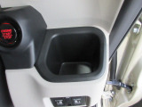 運転席右側のドリンクホルダーです。