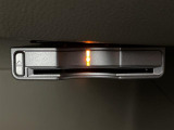 【ETC】有料道路を利用する際に料金所で停止することなく通過できる、ETC車載器(ノンストップ自動料金収受システム機器)が装備されています。セットアップを行うことで利用可能になります。