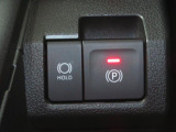 電動パーキングブレーキ&オートブレーキホールド機能付。「HOLD」スイッチを押しシステムONの状態にしておくことで信号待ちでブレーキを踏んで停車時ブレーキペダルから足を離してもブレーキを保持。楽です。