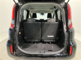 荷室も日常のお買い物には困らない広さが確保されております 後席を分割で倒すこともできますよ