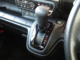 軽い操作感が魅力の電子制御式シフト☆手の届きやすい位置にレイアウトされた操作のしやすいインパネシフトです◎コンパクト設計で足元もスッキリお使い頂けます◎
