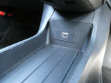 二段式のセンターコンソールの下段にはHDMIポートを備えておりますので、車内で様々なソースをお楽しみ頂けます♪