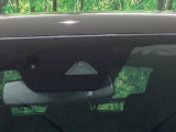 【i-ACTIVESENSE】走行中に前方の車両等を認識し、衝突しそうな時は警報とブレーキで衝突回避と被害軽減をアシスト。より安全にドライブをお楽しみいただけます。
