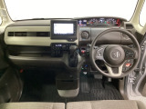 車内は光触媒抗菌消臭施工済です。インパネ周りはスタイリッシュなデザインで機能や装備も充実しています。グローブボックスやカップホルダーのほかにトレーなどたくさんの収納スペースが付いています。