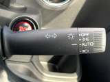 ■オートライト■車外の明るさに応じて、自動的にライトの点灯・消灯をしてくれます。トンネルが続くような道でも、いちいちライトスイッチを操作する必要がありません。消し忘れの心配もありません。