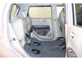 HONDA独自の機構!リアシートはチップアップ(跳ね上げ)することにより背の高い荷物も楽々積み込みすることが可能!!より空間を有効にするためにも大変便利なシートアレンジになります!!