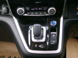 e-POWERならではの、スタイリッシュなシフトノブ周りが非常にかっこいいですね。