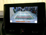 バックモニター付。車両後方の映像をナビ画面に表示し、駐車などの後退操作をサポートします。