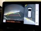パノラミックビューモニターを装備。クルマを真上から見るように周囲を確認できます。