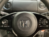 ハンドルにHondaセンシング系のクルーズコントロールやレーンキープアシストなどのスイッチと、オーディオの操作スイッチが装備されています。ハンドルから手を離さず安全に操作できます。