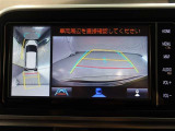 パノラミックビューモニター付きです。車両を上から見たような映像をモニター画面に表示。運転席からの目視では見にくい、車両周辺の状況をリアルタイムでしっかり確認できます。