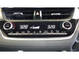 左右独立温度コントロールフルオートエアコンです。運転席、助手席それぞれで独立して温度設定ができます