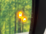 【後方車輛検知】走行中、ドアミラーの死角になりやすい箇所に後続車が接近するとサイドミラー付近に警告を表示、ドライバーに注意喚起をしてくれます。