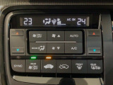 オートエアコンは左右席で独立温度コントロールが可能です。運転席はキンキンに冷やして助手席はマイルドにと言った設定が可能です☆暑さ寒さでケンカすることもなくなりますね♪