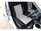 シートはセンター部分にアイボリーカラー、サイド部分にブラックを使用したファブリック!シミなども無く綺麗な状態です!