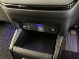 アクセサリーソケットはUSBのアダプターなどをつければ、スマホの充電にも使えます。横にはナビゲーション用の外部入力可能なUSB端子などがついており、周辺には物が置けるボックスがついています。