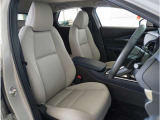 【清潔感のある運転席&助手席】隅々までクリーニングの行き届いた運転席&助手席。目立ったシミや汚れ等もございません。快適なドライブをどうぞ。