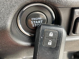 【キーレススタートシステム】カバンやポケットに入れたままでもドアの施錠・解錠が可能なスマートキーを装備。エンジンのオン・オフ時もカギを取り出す必要が無いからとっても便利です♪