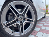 ●純正18インチアルミホイール:輸入車ならではの卓越した走りを支えるホイールと足回りです!日本車の走りに慣れている方にもぜひ体感して頂きたいほど、高いレベルでまとまっています!