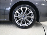純正17インチアルミホイール装備・タイヤサイズ205/50R17