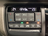 プラズマクラスター付き・オートエアコンがついてます。左右独立で温度設定のできるデュアルオートエアコンです。リア熱線のスイッチの中に、雪道に対応したサイドミラーヒーターも入っています。