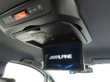 アルパイン製12.8インチ後席ディスプレイを装備しております。