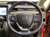 ハンドルにHondaセンシング系のクルーズコントロールやレーンキープアシストなどのスイッチと、オーディオの操作スイッチが装備されています。ハンドルから手を離さず安全に操作できます。