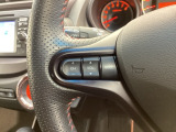 ステアリングにオーディオ操作スイッチが付いています。オーディオ画面に直接タッチしなくても操作が出来ますので、運転に集中できます。