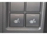運転席と助手席にシートヒーターが付いています。