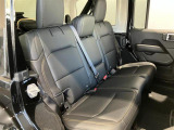 後部座席の座面も大きいので、ゆったりかけていただけます。