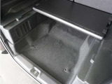 ◆低床フロア◆ボードで仕切られたラゲッジ下部も大きなスペースが確保されています!ボードを取り外せば背の高い荷物も積載可能♪