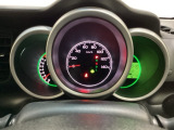 真ん中にスピードメーターを配した、見やすい3眼メーターになっています。右側のインフォメーション画面でオドメーターや燃費などの情報を確認できます。