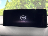 【10.25インチマツダコネクト】車内の雰囲気にマッチした大型ディスプレイ。スマホ接続でのナビ使用やBluetooth再生等、様々な機能が楽しめます。直感的なダイヤル操作が可能で、使い勝手も良好です。