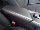 センターコンソール部分はクッション性のあるアームレストを装備