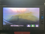 【バックカメラ】運転が苦手な方も車庫入れラクラクです!ギアをリバースに入れれば自動的に切り換わりますので、面倒な操作は不要です♪狭い駐車場もお車を傷つけず安心ですね!