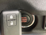 【キーレススタートシステム】カバンやポケットに入れたままでもドアの施錠・解錠が可能なスマートキーを装備。エンジンのオン・オフ時もカギを取り出す必要が無いからとっても便利です♪