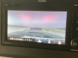 【バックカメラ】運転が苦手な方も車庫入れラクラクです!ギアをリバースに入れれば自動的に切り換わりますので、面倒な操作は不要です♪狭い駐車場もお車を傷つけず安心ですね!