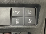 Hondaセンシング用の、VSA(ABS+TCS+横滑り抑制)解除と路外逸脱抑制機能のオンオフスイッチなどはハンドルの右側に装備しています。