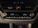 【左右独立オートエアコン】左右席で独立温度コントロールが可能です。運転席はキンキンに冷やして助手席はマイルドにと言った設定が可能です☆暑さ寒さでケンカすることもなくなりますね♪