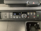 セレクトレバーの左上にオートエアコンがついてますので簡単操作で快適に過ごせます。シートヒータースイッチ内蔵で前席の左右別々に2段階の温度設定ができます。