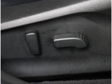 運転席と助手席は電動パワーシートが装備され、ドライバーの体系に合わせて細かいシートポジション設定が可能です!