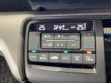【左右独立オートエアコン】左右席で独立温度コントロールが可能です。運転席はキンキンに冷やして助手席はマイルドにと言った設定が可能です☆暑さ寒さでケンカすることもなくなりますね♪
