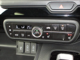 エアコンはオートエアコンでお好みの温度調整が出来、オールシーズン快適にドライブできます!さらに、運転席&助手席シートヒーターが付いてます。2段階に温度設定が可能です。