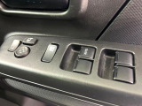 【電動格納ミラー】サイドミラーは電動格納式となっており、狭い駐車場でもキズがつくリスクを抑えられます。