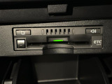 【ETC】有料道路を利用する際に料金所で停止することなく通過できる、ETC車載器(ノンストップ自動料金収受システム機器)が装備されています。セットアップを行うことで利用可能になります。