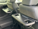 運転席・助手席のシート背面には格納式のテーブルがございますので、お子様のいるご家族にも喜ばれております♪