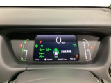 デジタル表示のスピードメーターとタコメーター、燃費やオドメーターなどの表示の他に、ホンダセンシング機能などの表示もできる多機能なマルチインフォメーション・ディスプレイです。