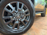 【純正アルミホイール】外観にマッチした純正アルミホイールを装着しております。各種社外アルミホイールや、スタッドレスタイヤも取扱いしております。是非ご相談ください♪