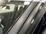 フロントピラー両側のブラックテープが劣化しております。